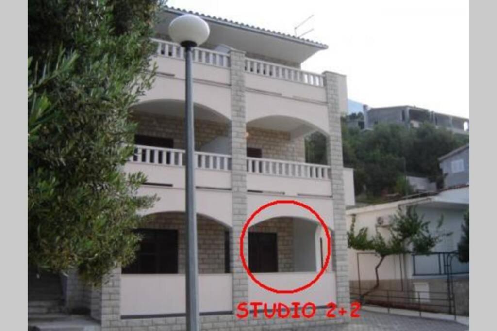 Studio Ground Floor With Terace Брела Екстер'єр фото