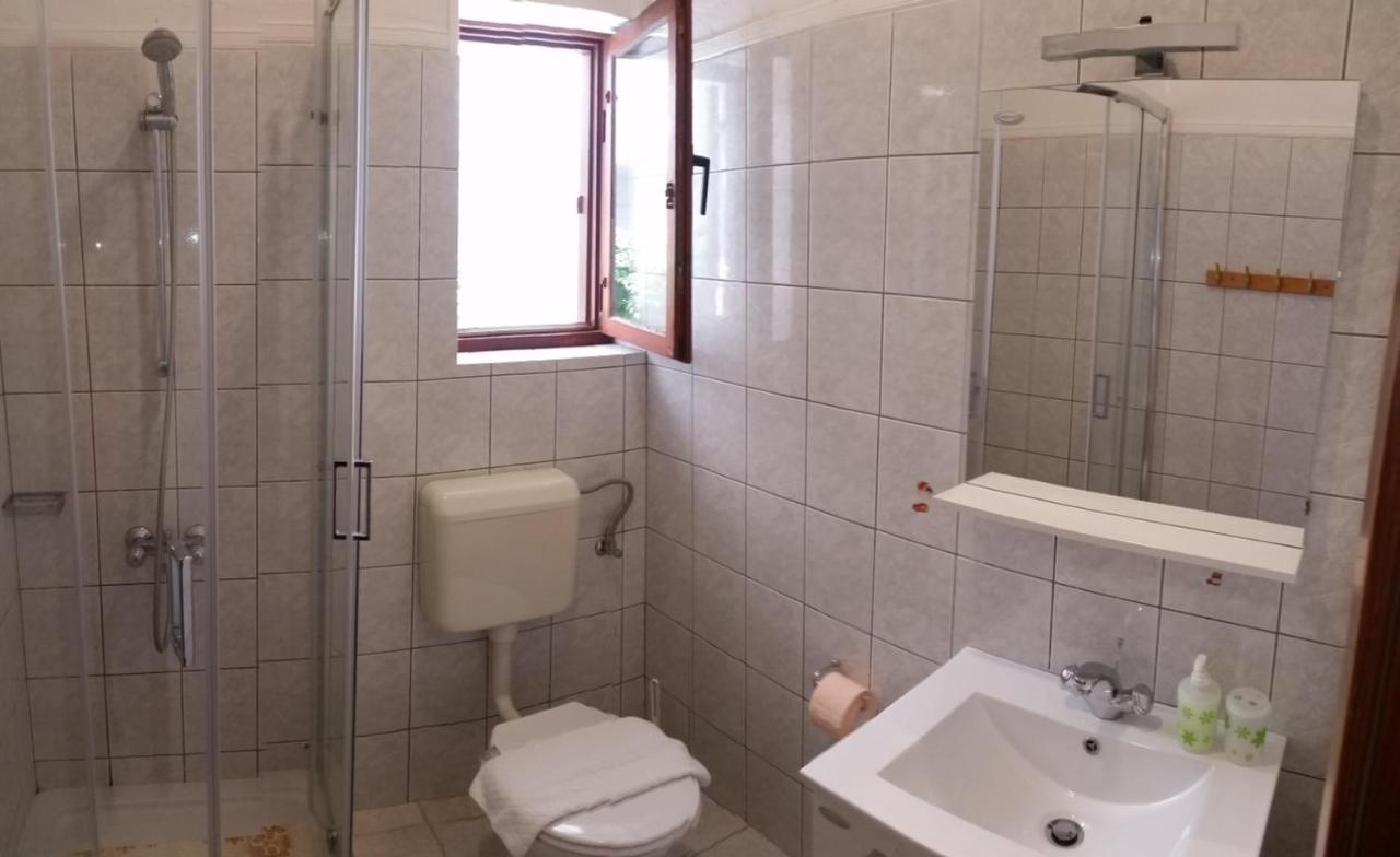 Studio Ground Floor With Terace Брела Екстер'єр фото